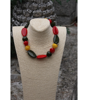 Collar corto resina en rojo